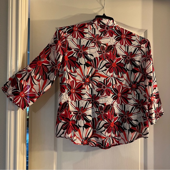 Beautiful floral print women’s blouse with built-in tank top - Picture 10 of 10